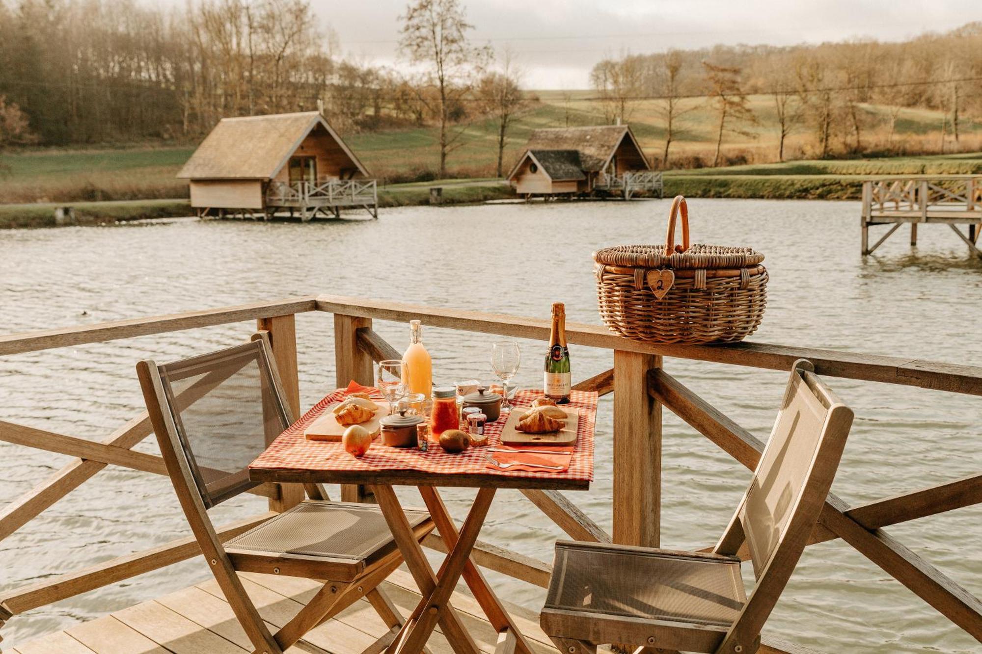 Aqualodge Hotel Insolite Ermeton-sur-Biert 외부 사진